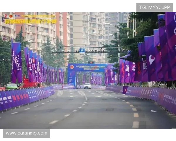 红衣漫雨夜，为城战川超！富顺球迷燃爆自贡主场